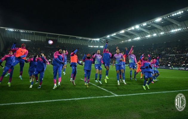 Milan players celebrate Udinese win